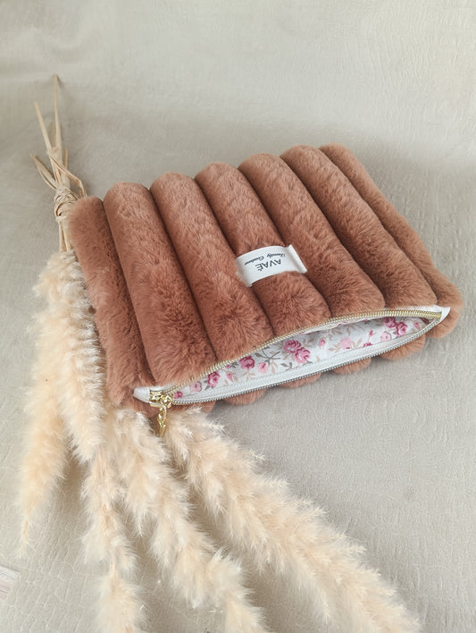Pochette pour Kobo libra en Toudou marron et mini rose