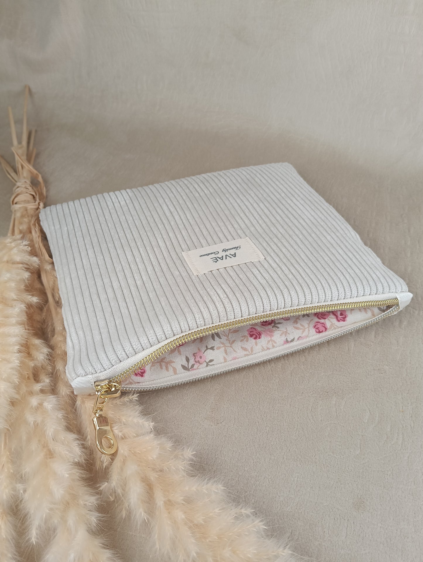 Pochette pour Kobo libra en velour côtelé écru et mini rose